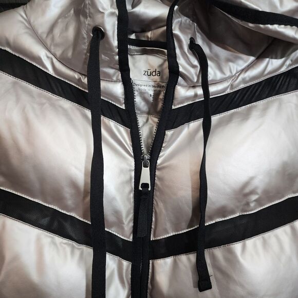 zuda Quilted Silver Pearlized Puffer Jacket with Hood - Picture 4 of 16